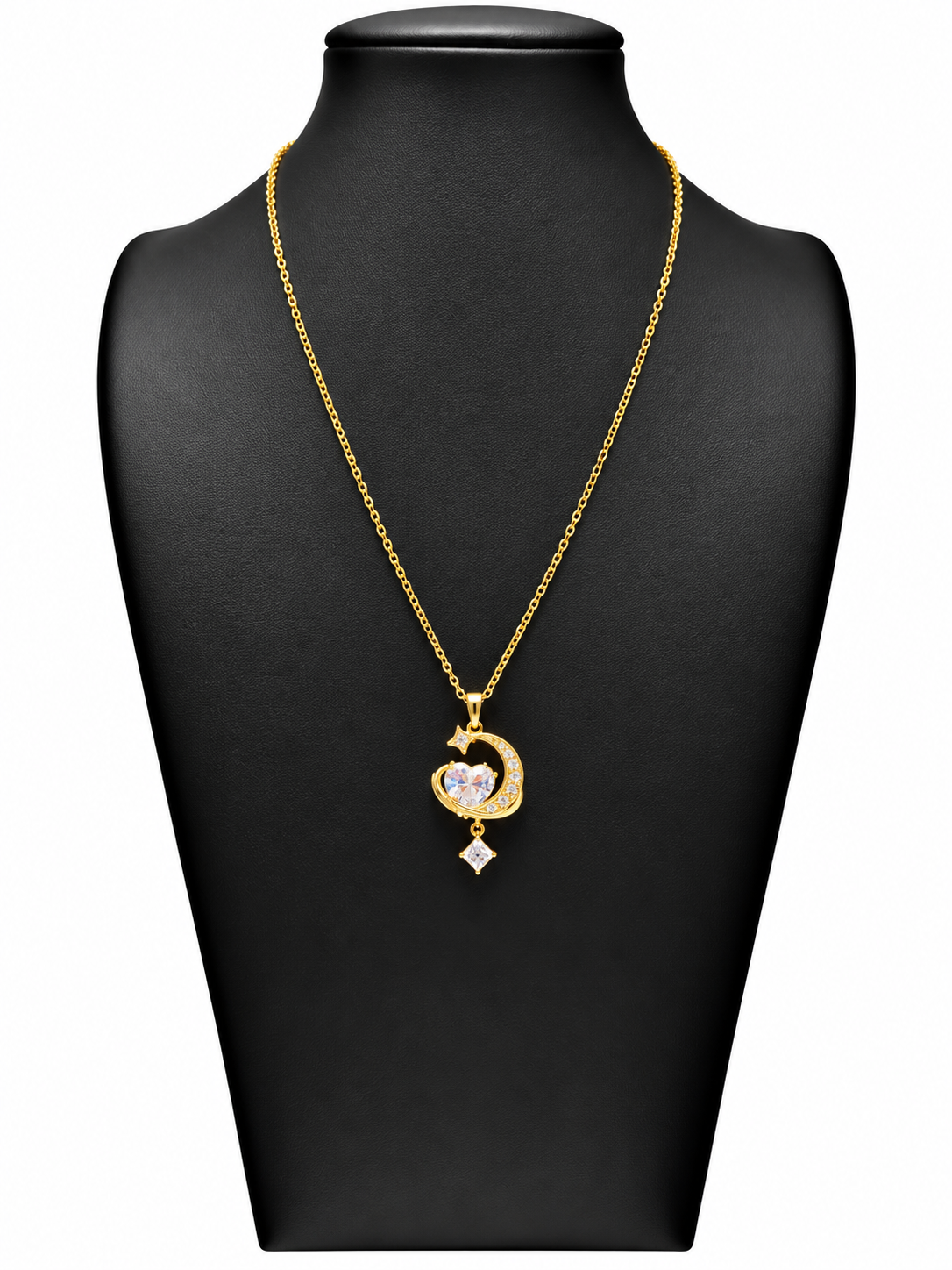 Collar Selene dorado con colgante de luna creciente, corazón brillante y pequeño cristal colgante, sobre busto negro con fondo blanco