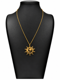 Collar Solana dorado con sol de rayos ondulados, luna creciente y estrella central sobre busto negro