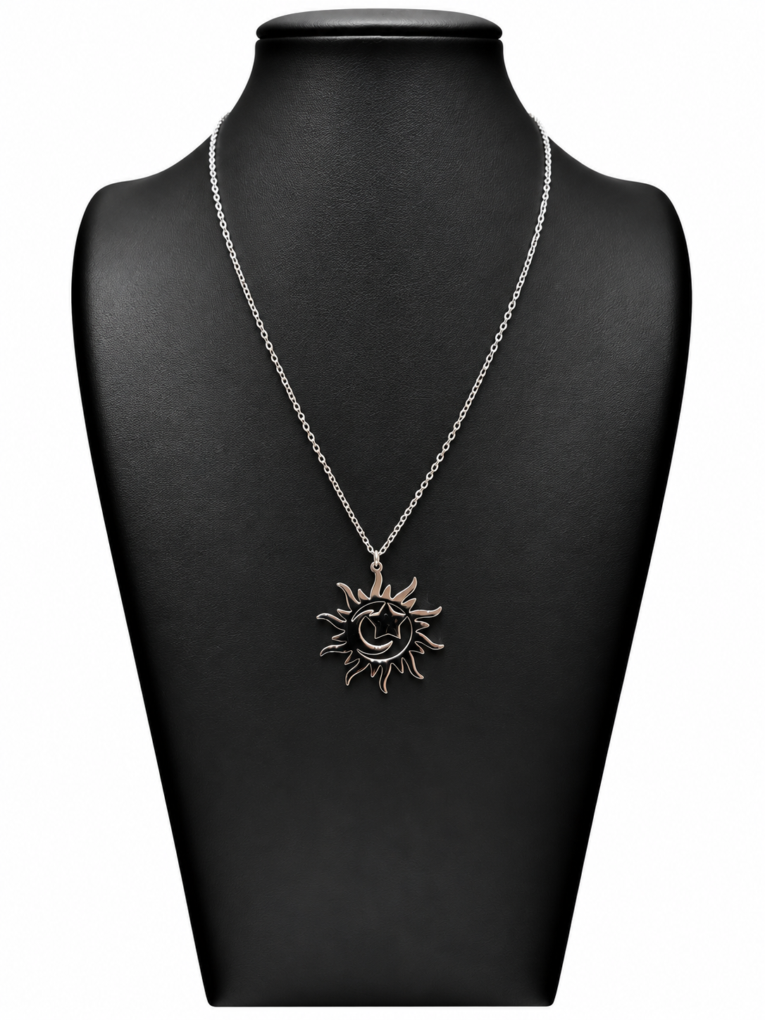 Collar Solana plateado con sol de rayos ondulados, luna creciente y estrella central sobre busto negro