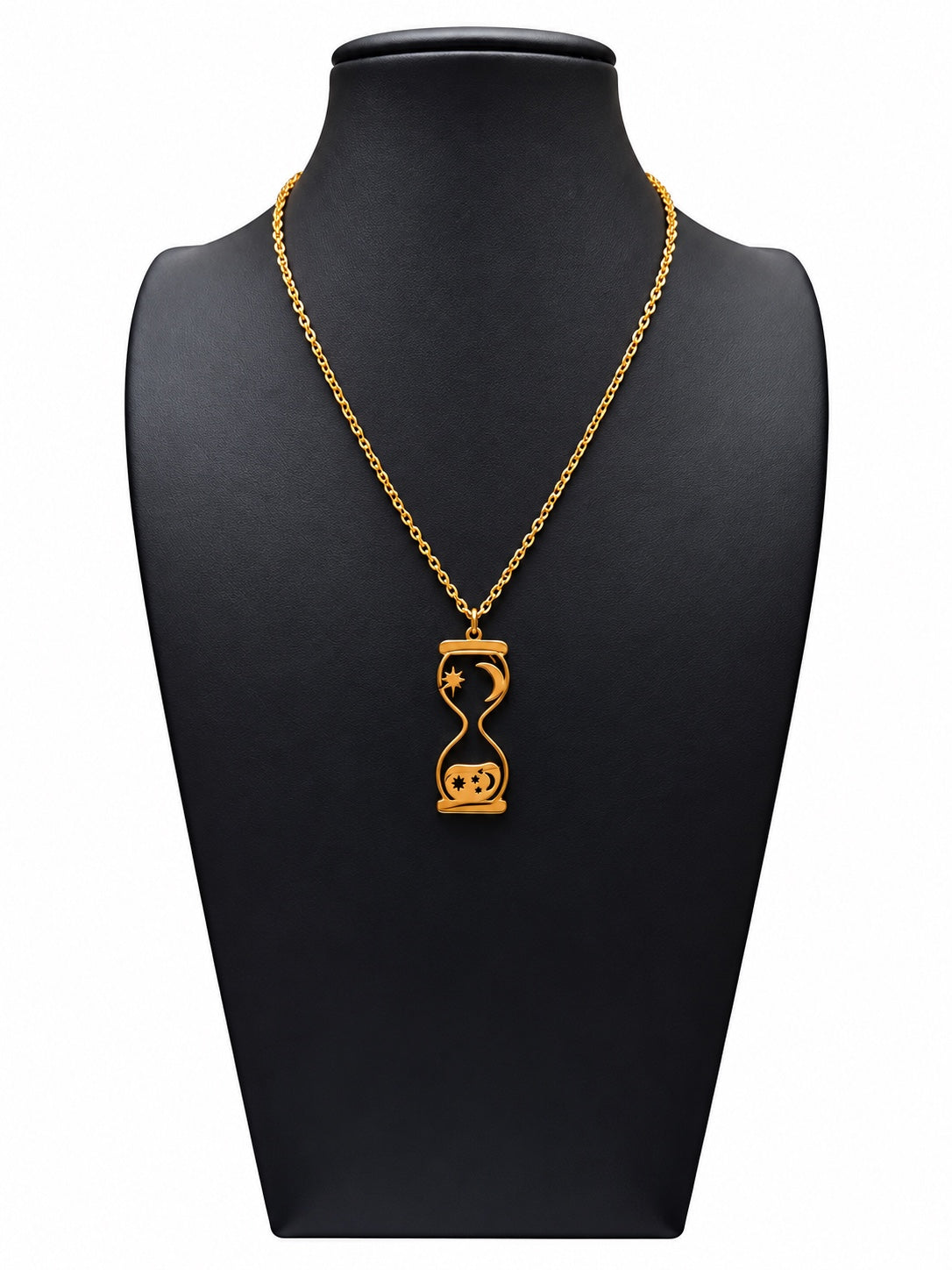Collar dorado con colgante de reloj de arena y motivos de luna y estrellas sobre expositor negro y fondo blanco