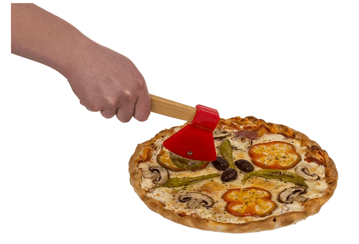Cortador de pizza con forma de hacha en uso sobre una pizza