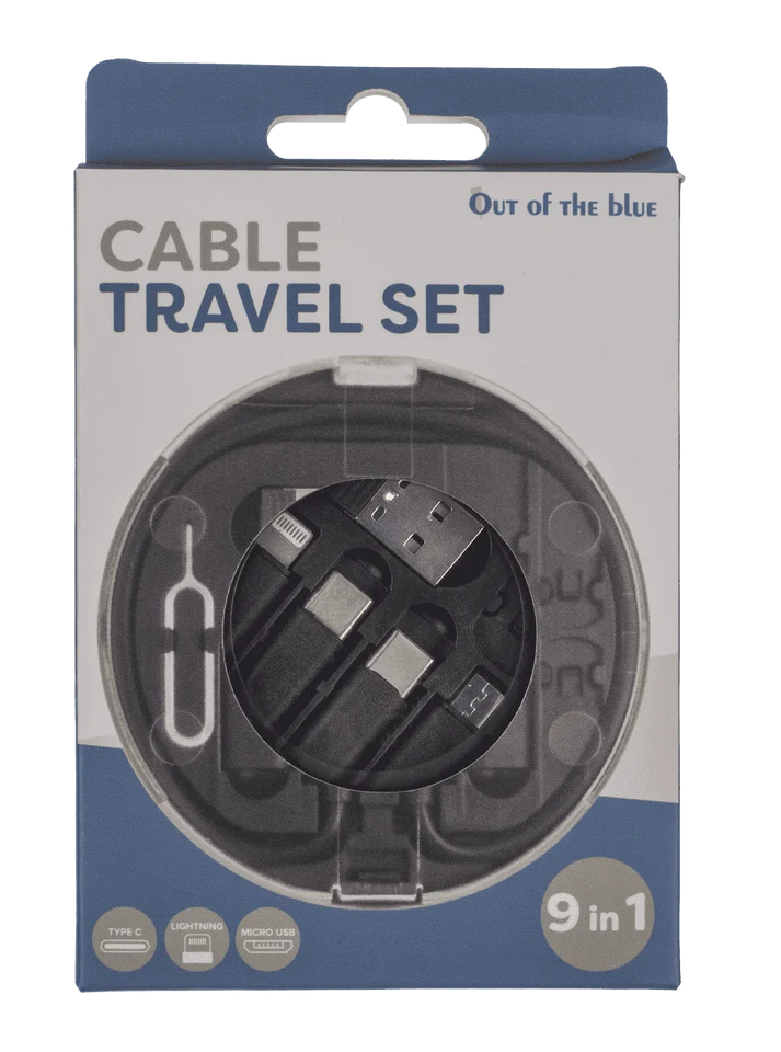 Estuche abierto del kit de viaje con cable y adaptadores USB C, Lightning y micro USB