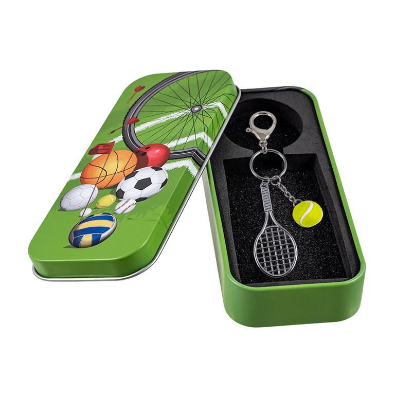 Llavero de raqueta de tenis plateada con pelota amarilla, presentado en lata deportiva verde