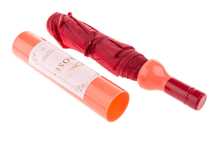 Paraguas de vino rosado plegado junto al estuche de botella