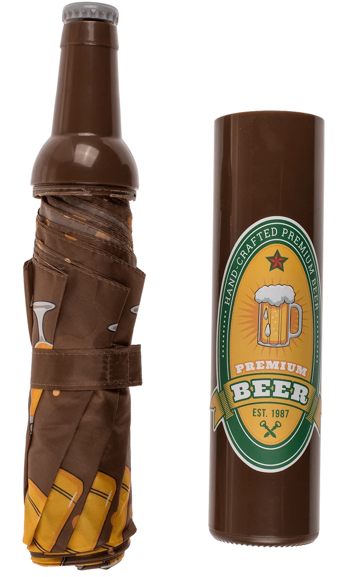 Paraguas plegable cerveza junto a estuche con forma de botella