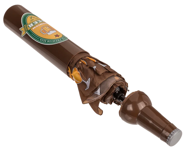 Paraguas de cerveza parcialmente guardado en estuche botella