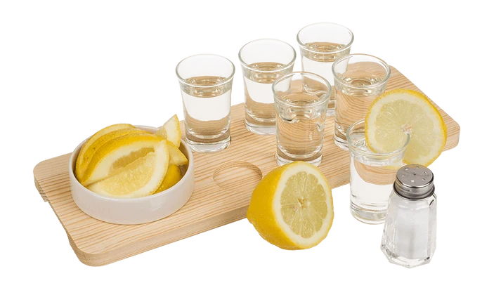 Set de tequila con seis vasos de chupito salero cuenco y bandeja de madera