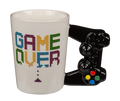 Taza Game Over de gres 350 ml con asa en forma de mando vista frontal