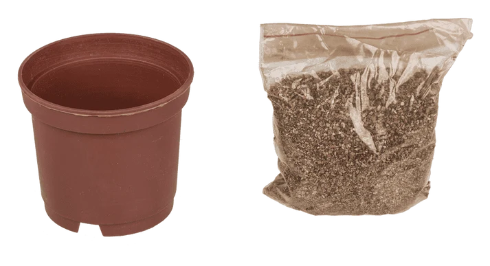 Maceta de plástico marrón y bolsa de sustrato del kit de trébol